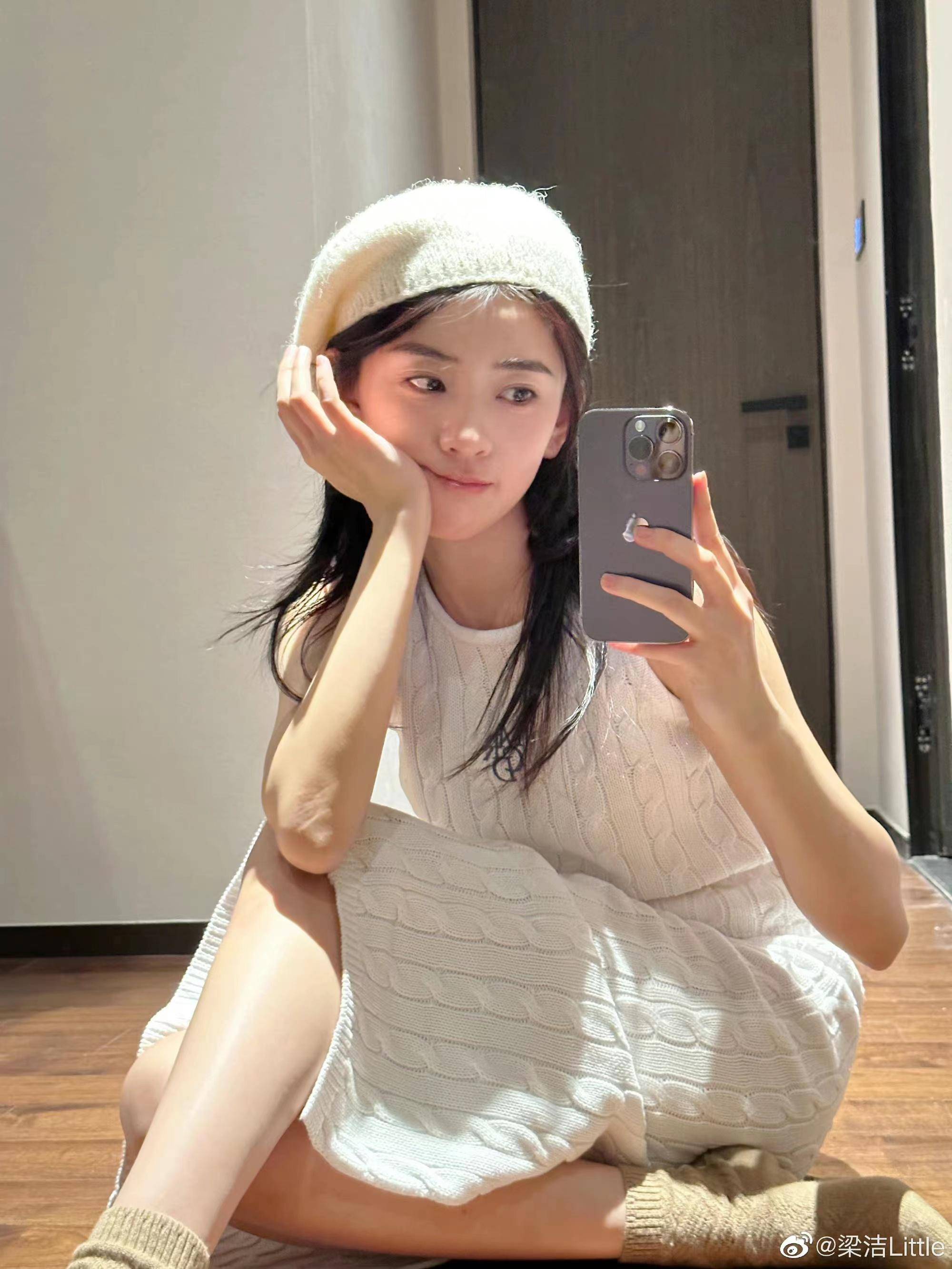 梁洁晒自拍照,穿白色针织套装裙,戴贝雷帽好甜美_造型_一身_漂亮