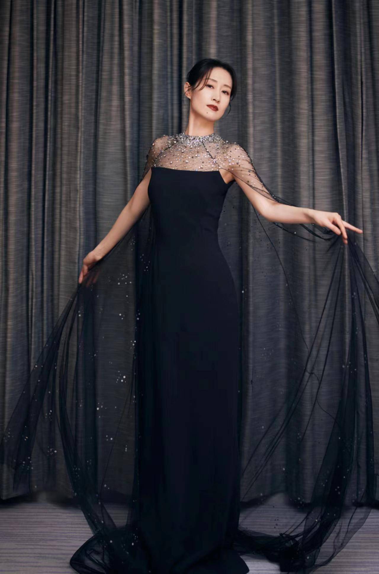 刘敏涛亮相微博视界大会,一袭薄纱斗篷黑裙,美得优雅大气_造型_气质