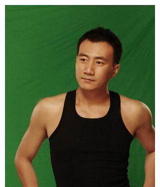 而胡军除了在大三那年拍了一部不知名的电影《恶狼与天使》之外,再无