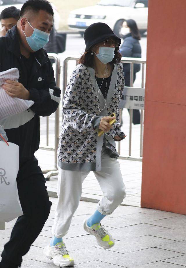 章子怡穿衣有一套,灰针织衫配白裤显低调,但"袜子"搭的好醒目_造型