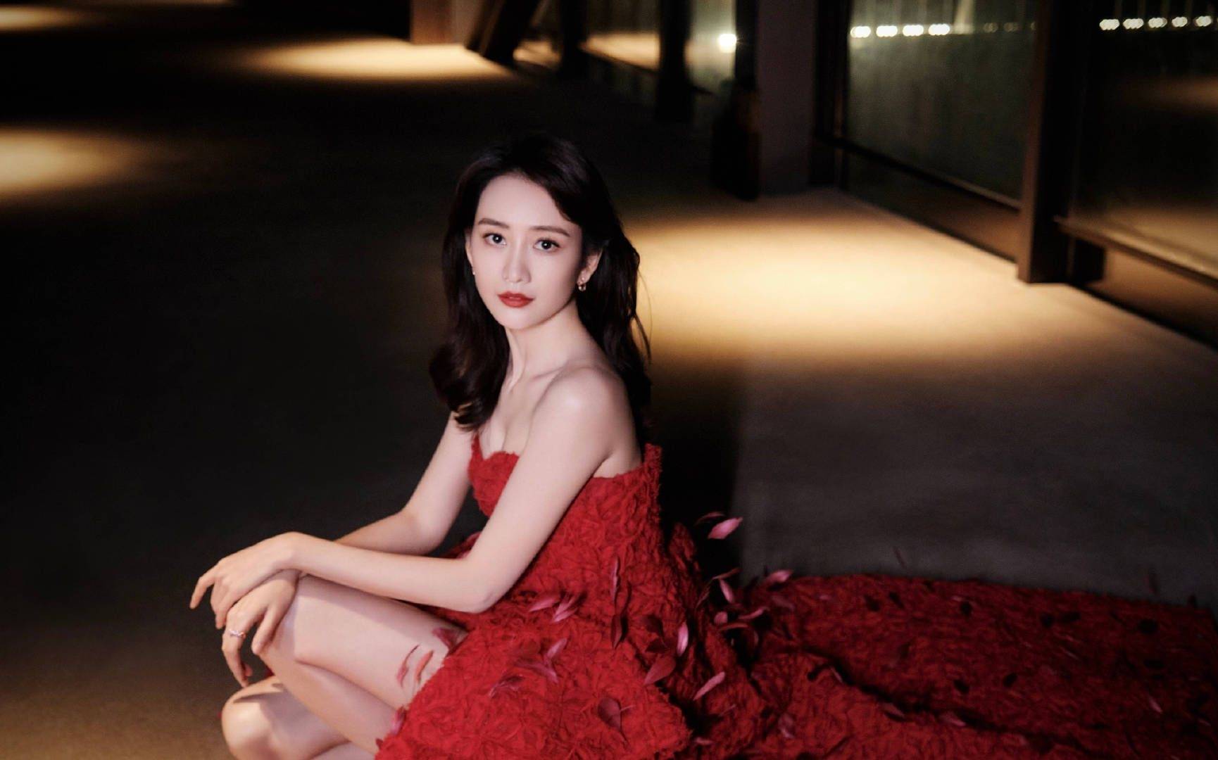 王鸥红色羽毛礼服优雅时尚写真_风范_女神_气质