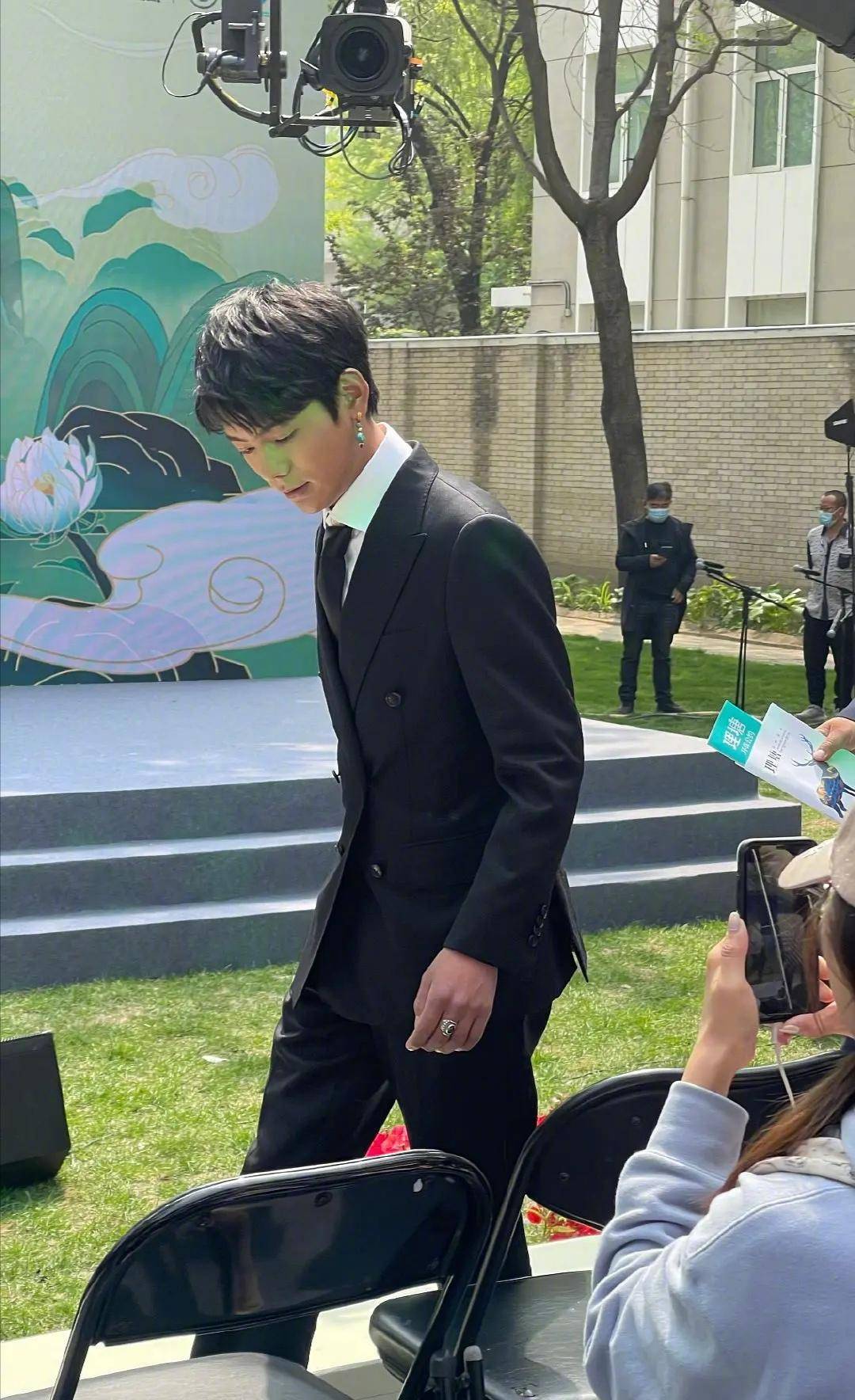 在网友们晒出的生图照片中,丁真的肤色虽然黑了几