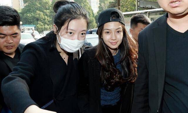 以模特的身份出道,早期一直在香港和日本为模特事业拼搏的baby,偶尔有