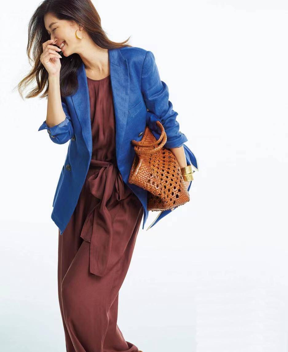 又被"夜配色"圈粉了!棕蓝配的3种穿搭,堪比高级大片_蓝色_棕色_夏天