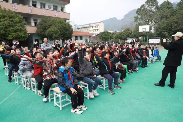 雷锋精神代代传 万盛经开区开展学雷锋主题教育活动_服务_金桥_小学