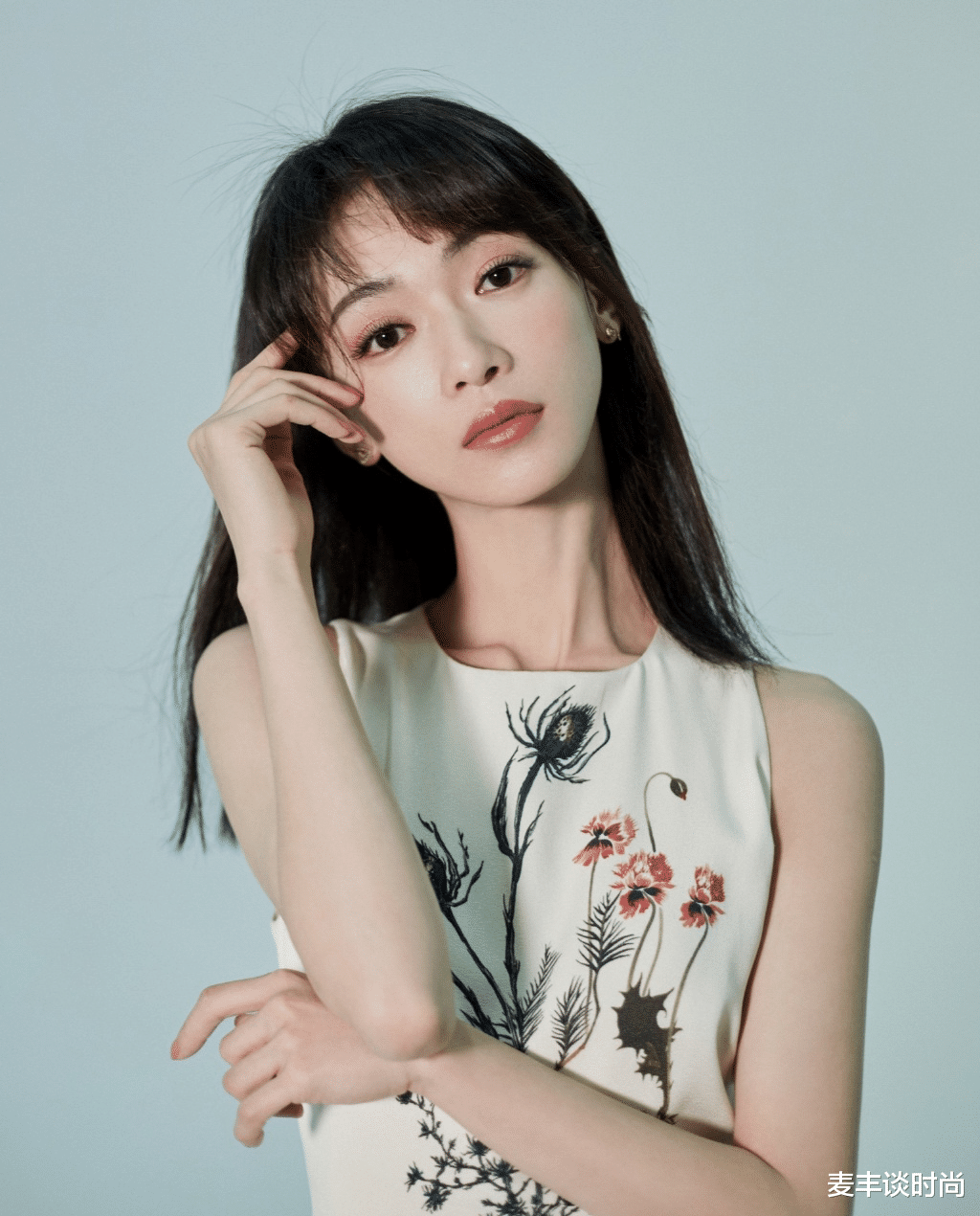 28岁演"宫斗剧"走红,今穿无袖印花裙出镜,身姿优雅惊艳网友_吴谨_裙子