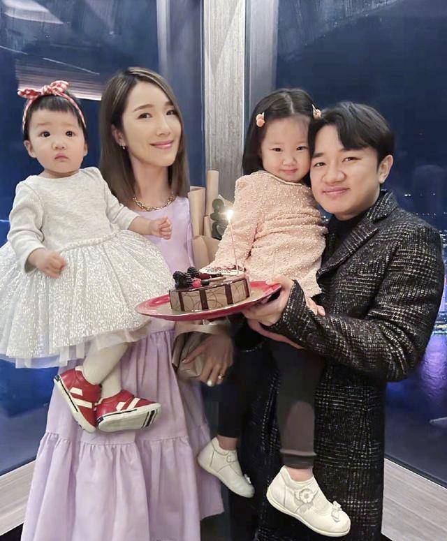 王祖蓝给马龙比心忙工作,李亚男开心晒娃,gabby嘟嘴卖萌像爸爸_女儿