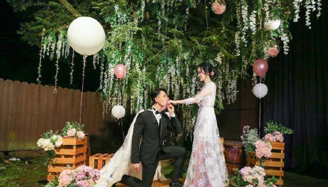 吴尊夫妇补办婚礼,儿女双全家庭美满,迟到15年的婚礼没有遗憾_林丽吟