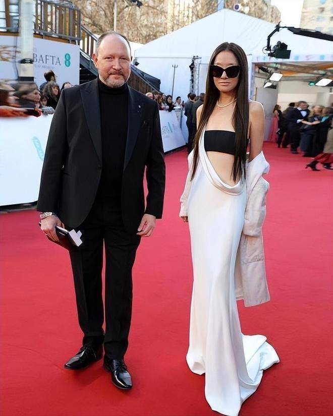 看73岁王微微的穿搭我悟了:女人上了年纪,"体态