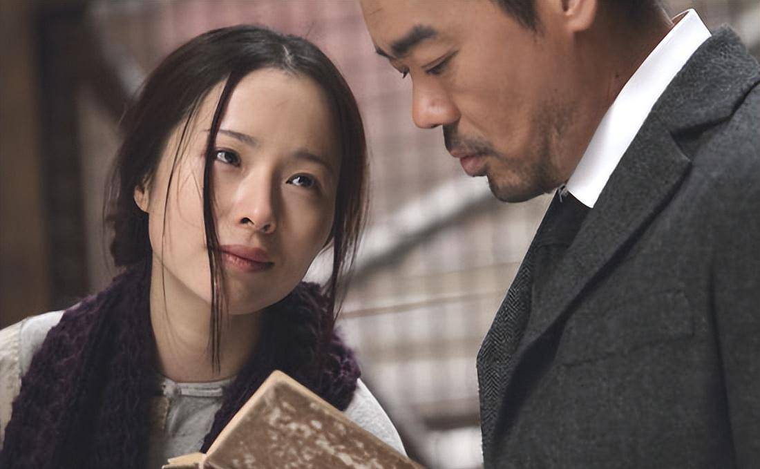 主要剧情:民国时期,国内最大的兵工厂发生离奇命案,工人被"幽灵子弹"