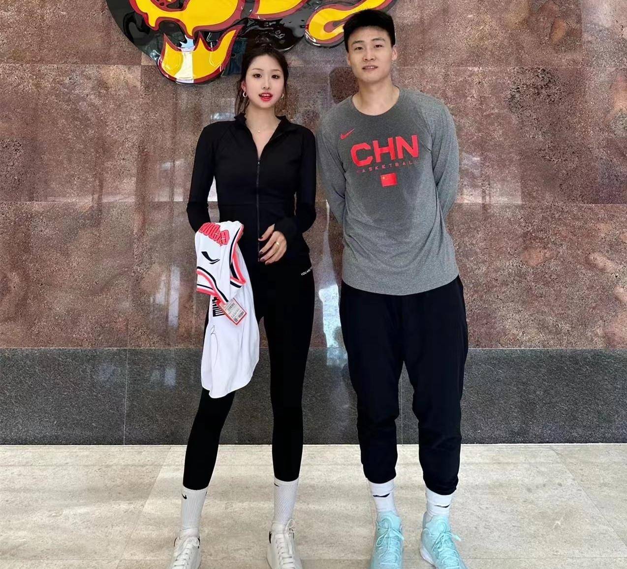 虽然有人曝光孙铭徽开车载着赵睿出去happy,豪车,美女,派对该有的因素