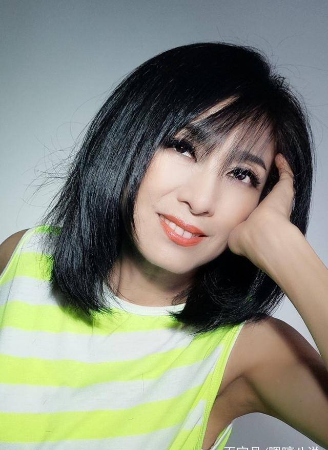 63岁米雪忍痛剪掉多年长发,短发配刘海少女感十足,年轻十几岁_生活_小