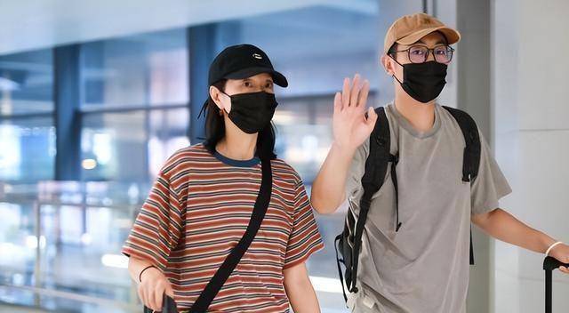 朱亚文和妻子同框,t恤配休闲裤简单随性,仍看得出型男气质_男生_魅力