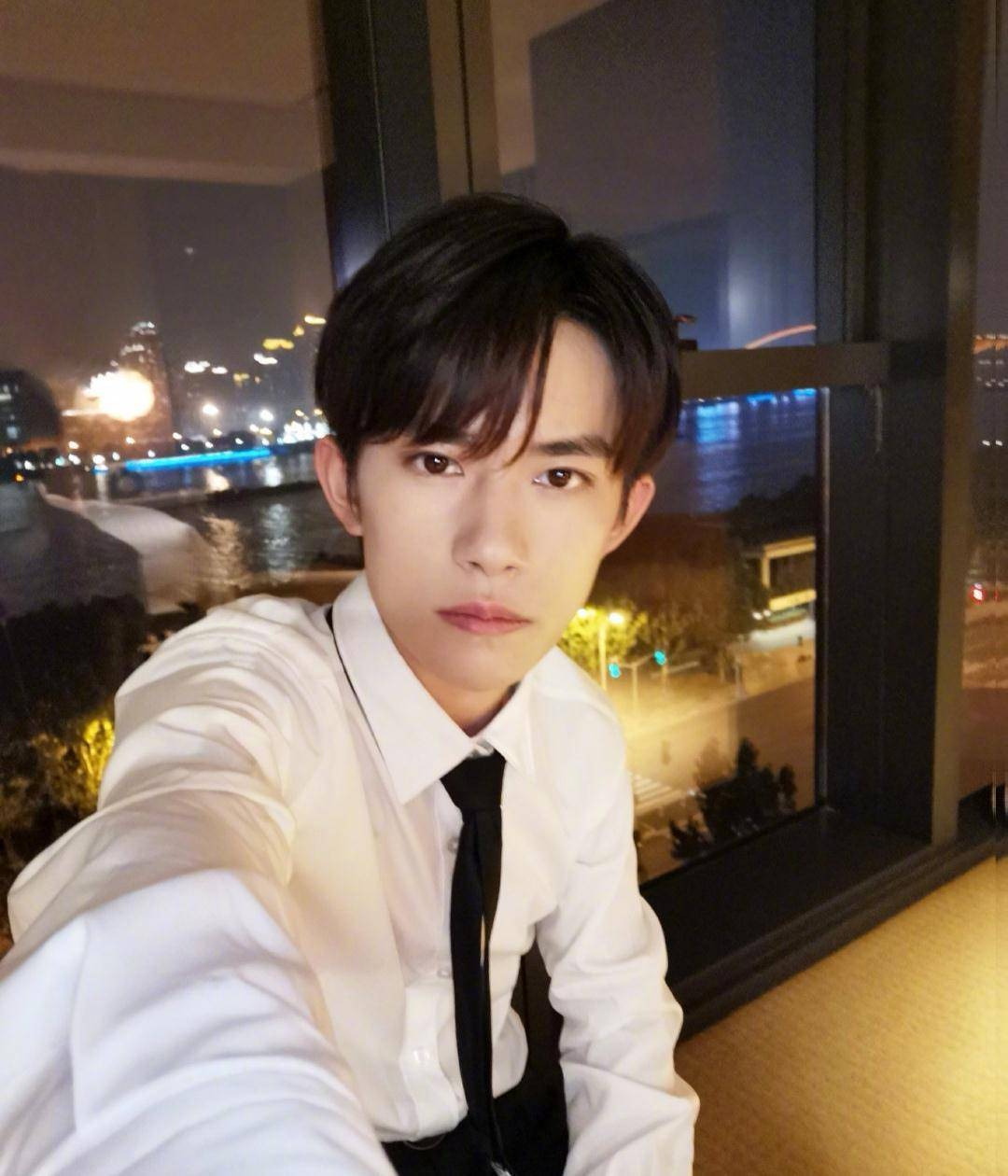 易烊千玺左右手都会拿筷子,左手写字比别人右手写得漂亮,太灵活_事情
