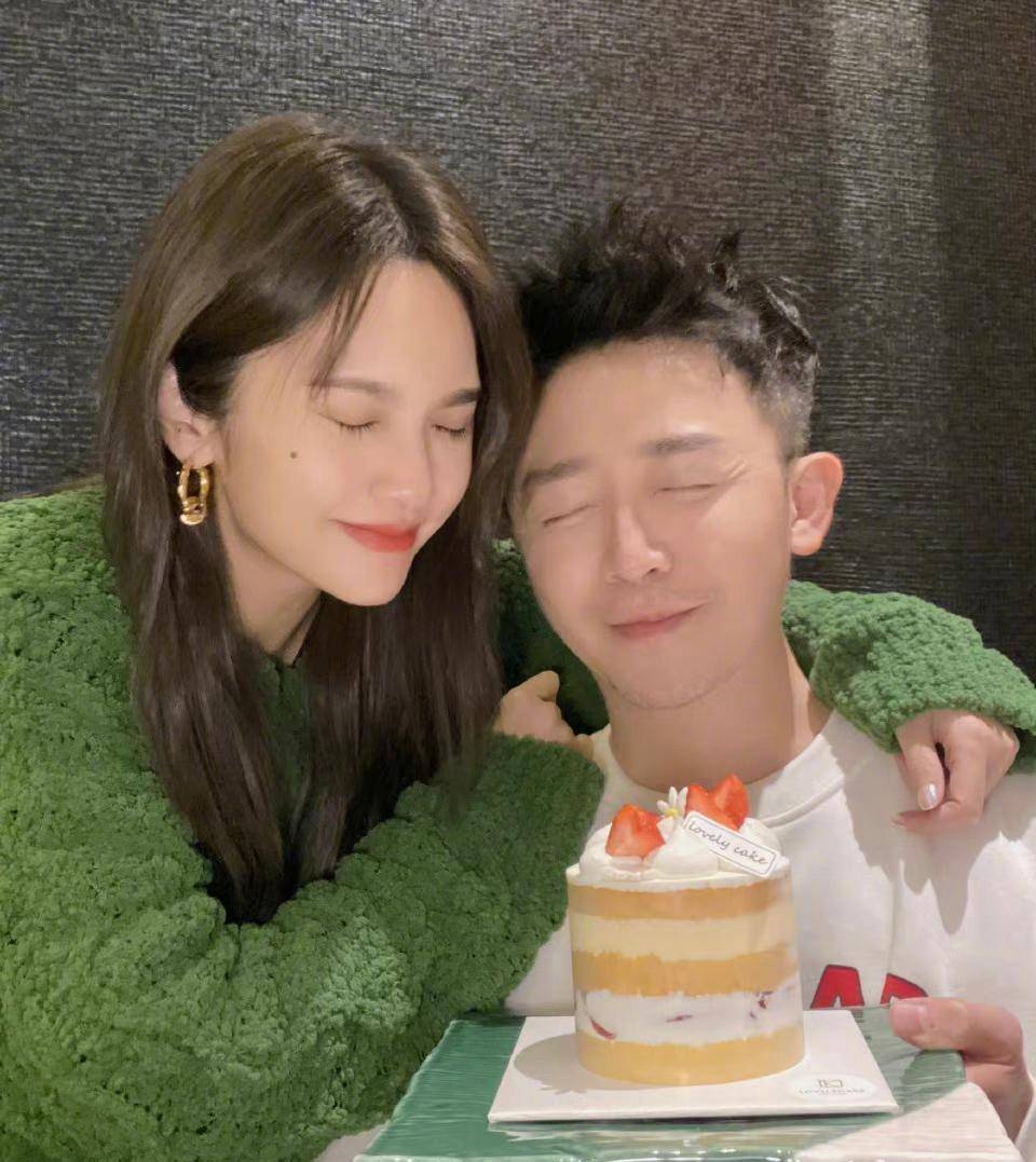 第二张图是杨丞琳和金勤许愿的照片.金勤闭上眼睛,捧着蛋糕.
