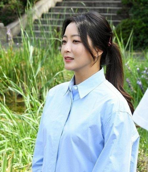 "神话"女主持人金喜善变化很大,素颜在拍摄过程中有明显的皱纹_照片