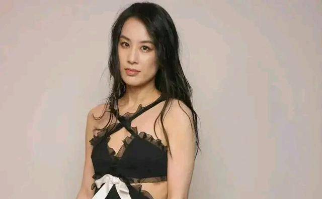 黄圣依巴黎时装周看秀生图,驼背脸颊凹陷,被嘲像戴假发的杨子_造型