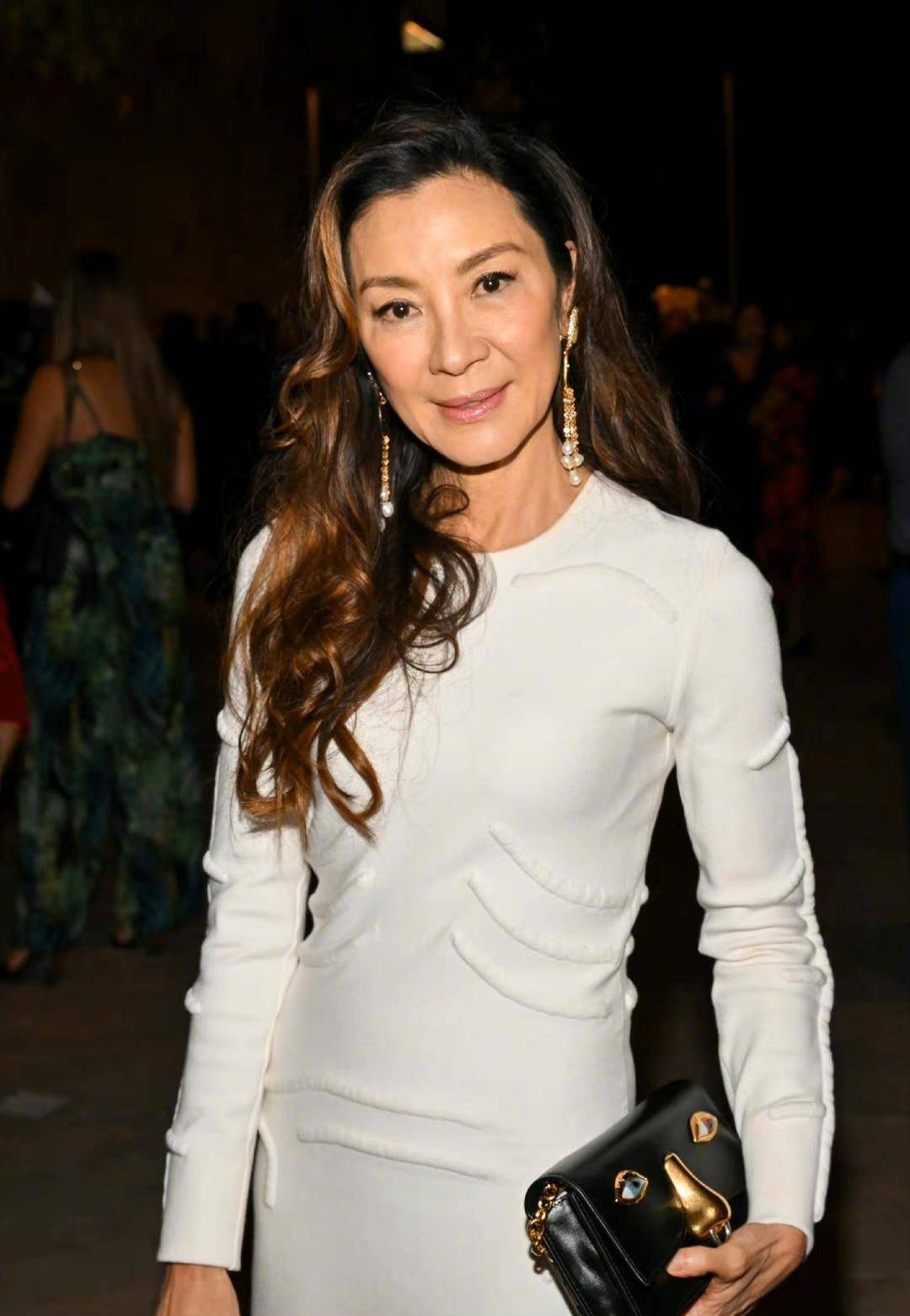 杨紫琼越老越有韵味,穿黄色连衣裙配高跟鞋,比外国女明星还高级_气质