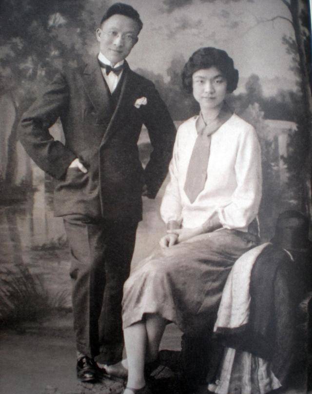 许鹿希是个标准的书香门第家庭,于18岁时她在北京医学院就读,也在此