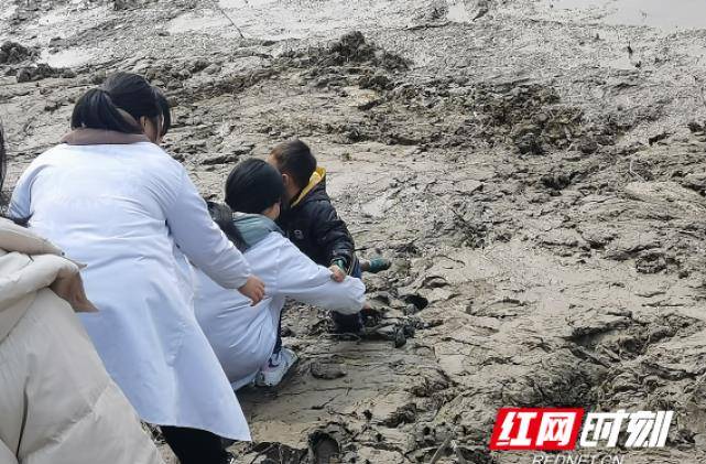 常德一小男孩被困泥潭,路过大学生徒手挖泥将其救出_刘欣春_淤泥