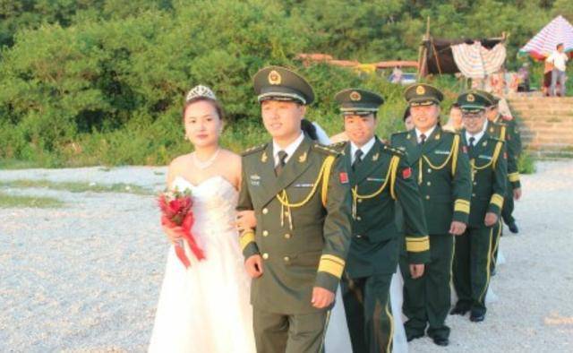 汶川小姑娘与兵哥结婚图片