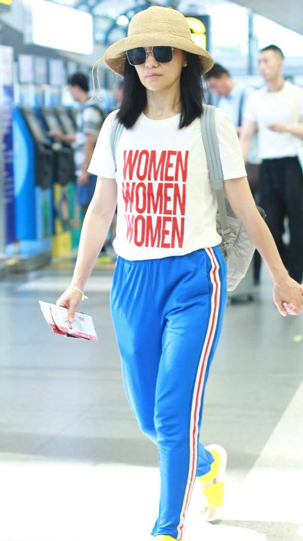 胡可身材太好了,牛仔裤突显曲线,看不出她比沙溢还大两岁_白色_颜色