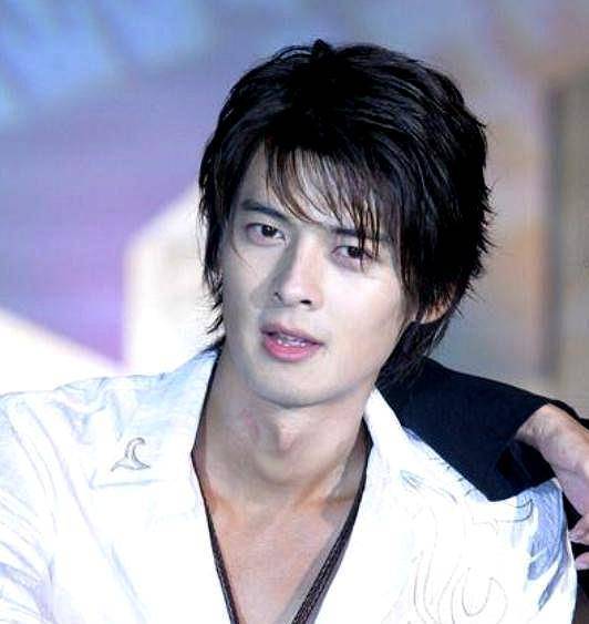 有偶像剧"九头身美男"之称,走红后接"烂片",今43岁只剩颜值_郭品超