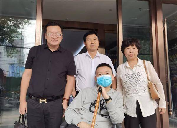 而此时,郭威还没有回到生母许女士的身边.