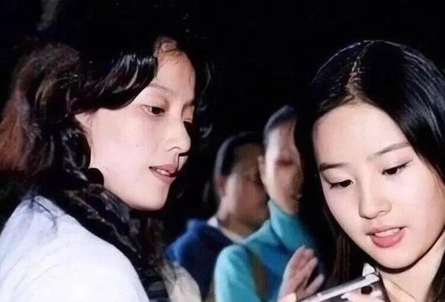 比女儿还要美,和舒畅站一起像同龄人_刘晓莉_舞蹈_气质