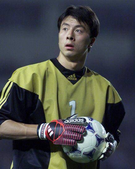 因寻欢险入狱,男足世界杯门将退役路边卖樱桃,为让家人过得更好_安琦