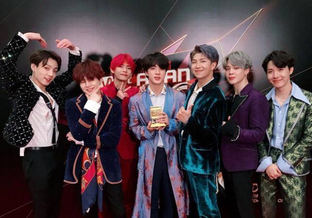 bts朴智旻和exo金钟仁穿"情侣装",阿米和爱丽也一起走花路吧!