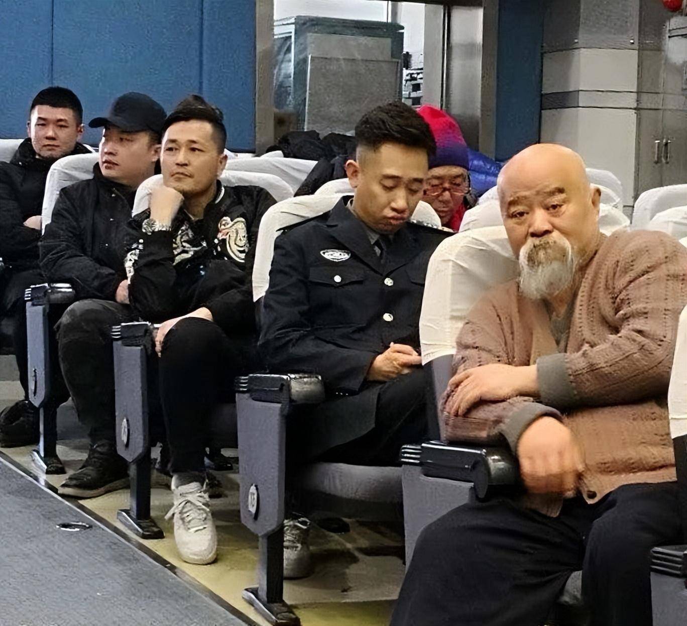 演员李琦北京卖烧烤,一烤串要卖50元,评论区一片质疑_李奇_生活