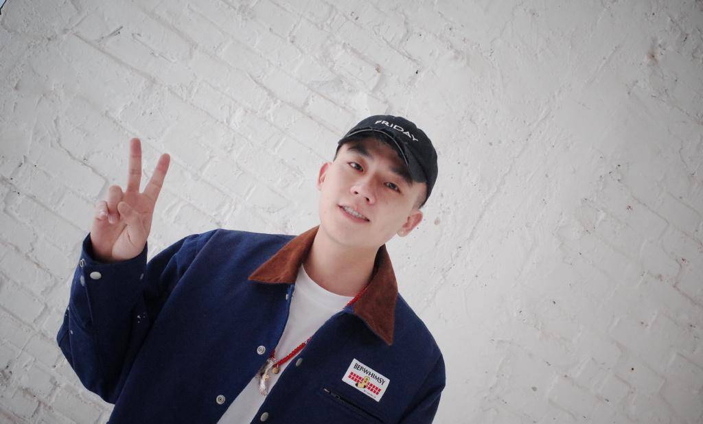 今穿蓝色工装外套配鸭舌帽,比心姿势太呆萌_白色_比例_欧豪