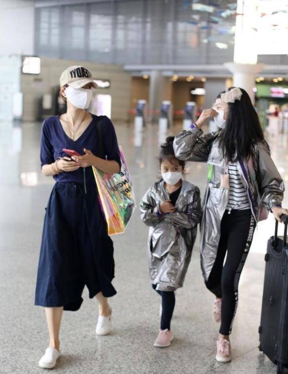 46岁马伊琍罕见携俩女儿亮相!