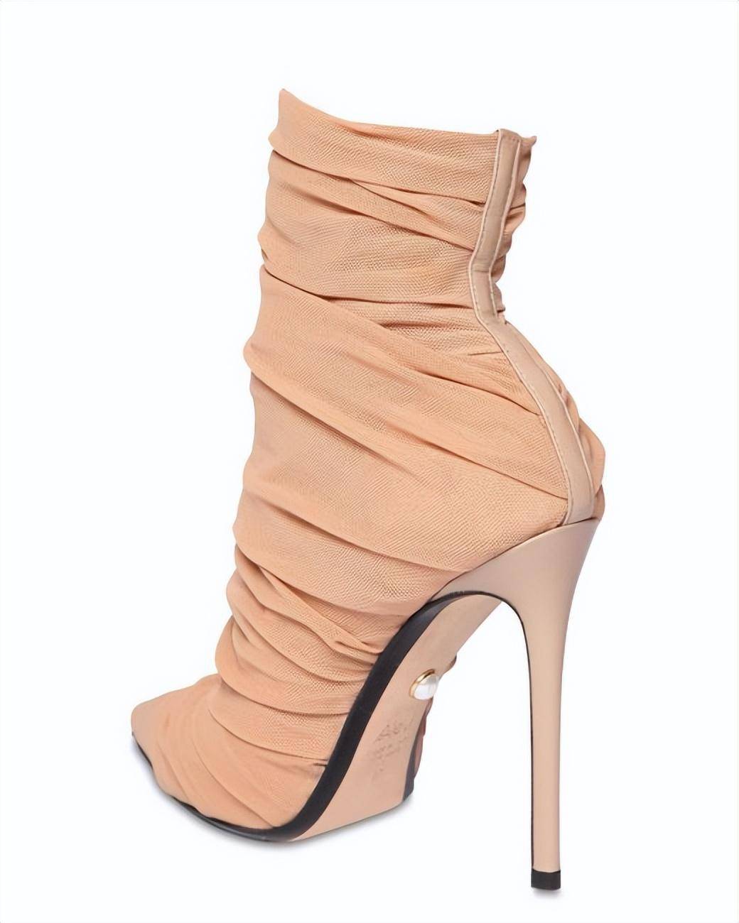 超模亚历山德拉·安布罗休选择了哪些时尚高跟鞋?_连衣裙_皮革_凉鞋