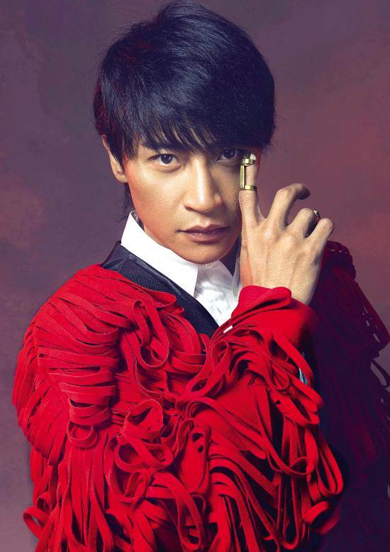 49岁陈志朋现身机场,满钻口罩太浮夸,身挂国旗被网友大赞_视频_小虎队