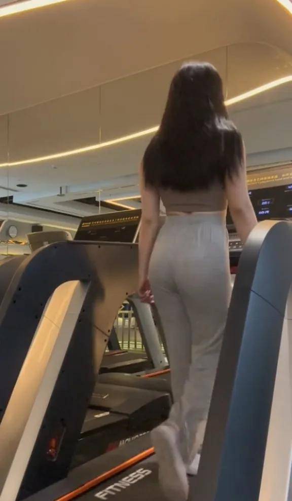 跑步机上美女,背影好迷人_身材_健身_形象