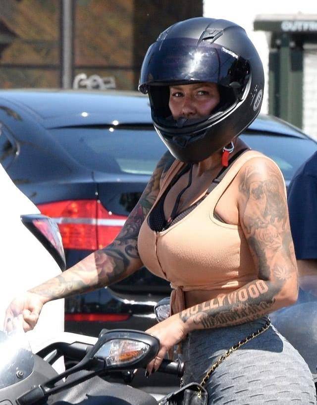 当天,艾波·罗斯(amberrose)穿着运动的套装出现在街头,她拿着头盔