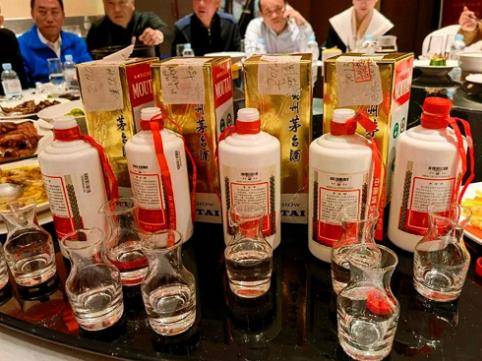 一张"食堂照"爆红,网友:不来点儿茅台酒?_价格_公司_老百姓