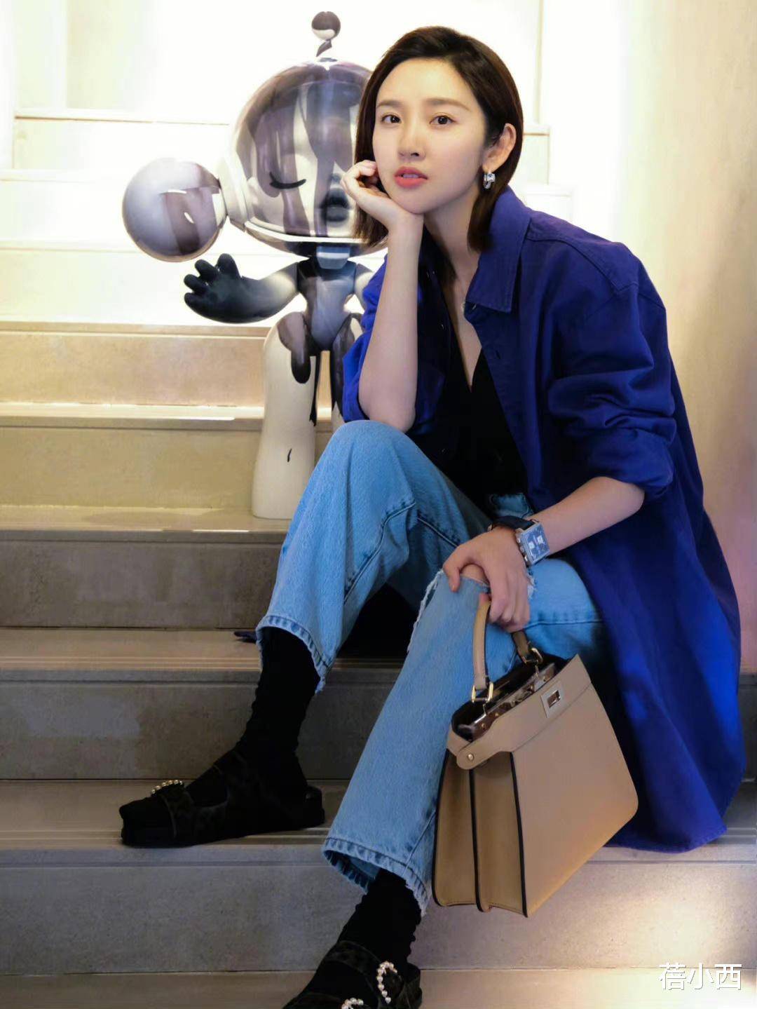 唐艺昕的居家穿搭太时髦了,蓝色衬衫搭配牛仔裤,看上去像大学生_时尚