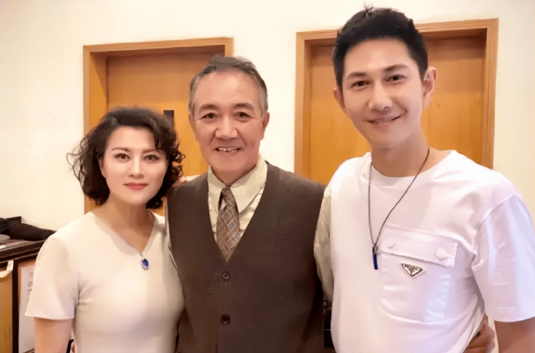 李幼斌夫妻同框像父女!