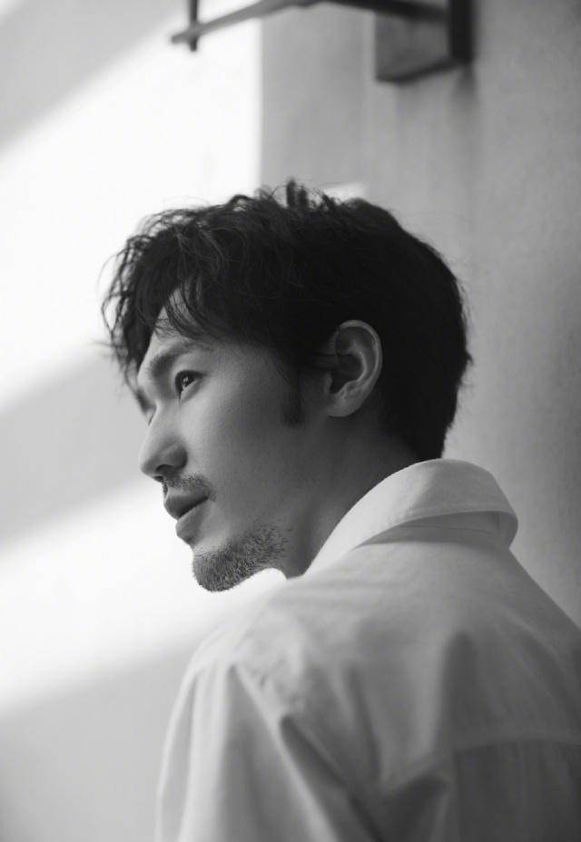 白宇无胡须照被扒,皮肤细腻双眼皮明显,比现在的模样年轻帅气_美人