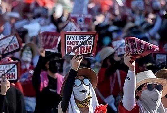 总之,megalia建立后,女权主义者开始在网上进行反击.