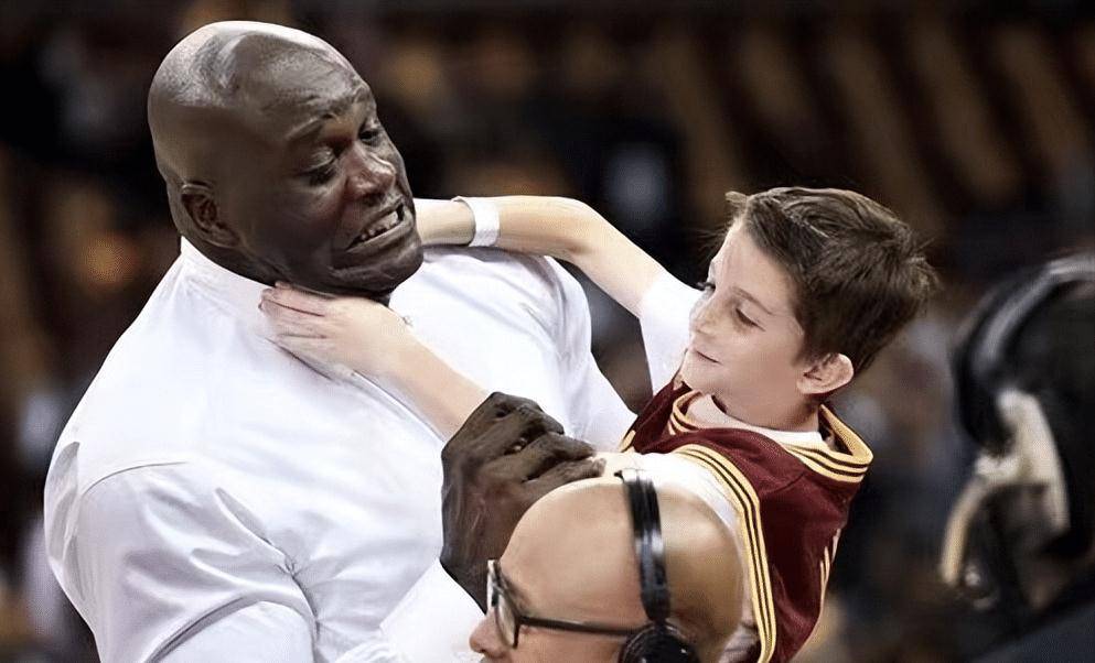 这个数字放在普通人身上,绝对是一笔巨款,但是奥尼尔不同,他是湖