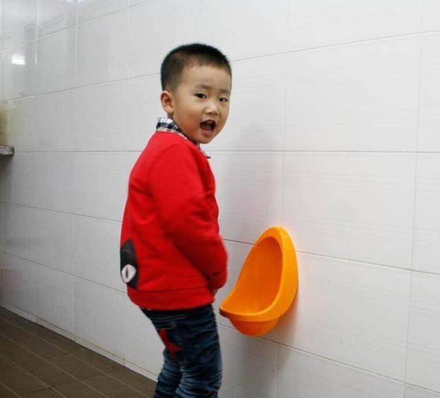 小男孩接尿撒尿图片