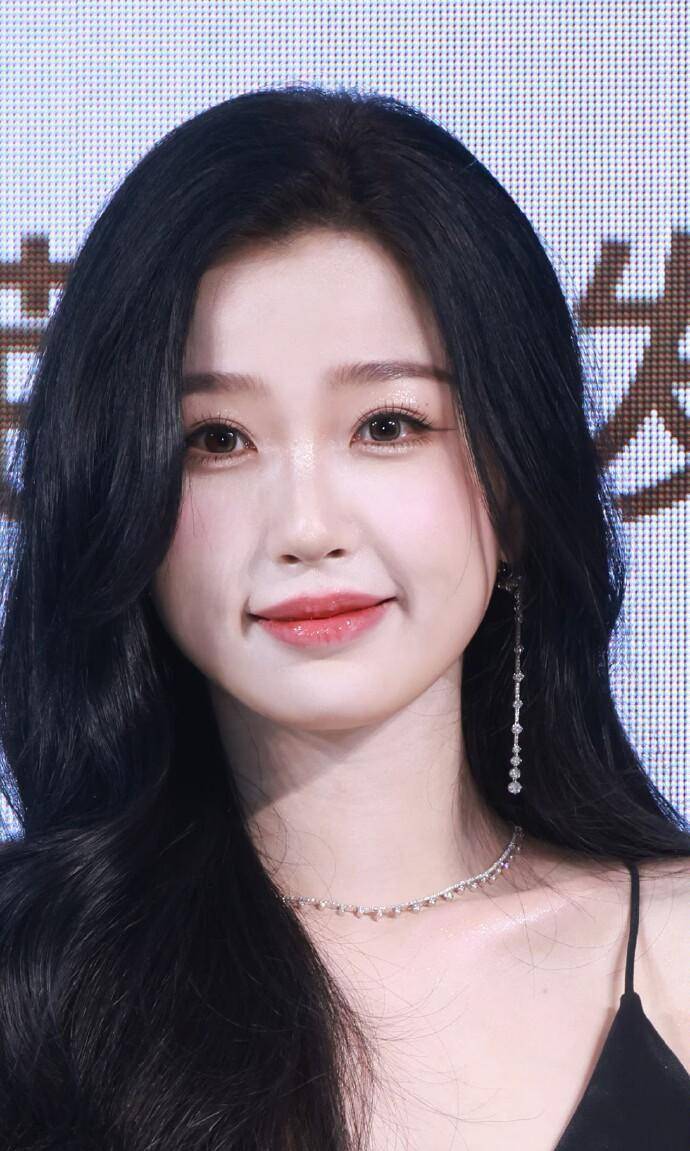 虞书欣的生图让我明白,这种脸型现实看很一般,但上镜真的很美_元素