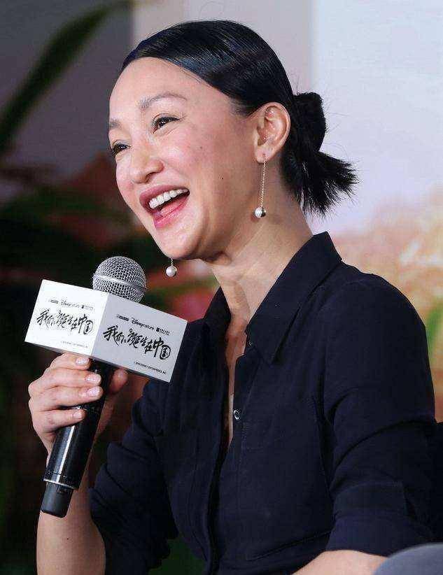 周迅直面衰老,脸上坑洼不平不掩饰,几层皱纹太真实了!