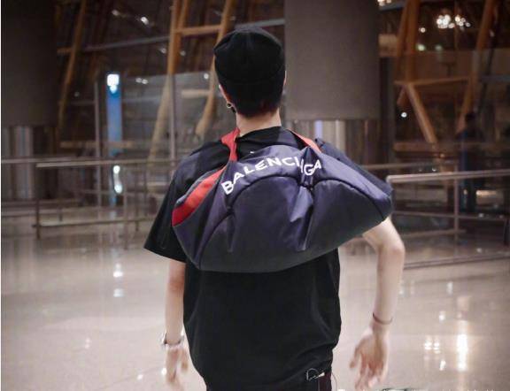 王一博解锁新背包技能,把包挂在脖子上,粉丝:不勒得慌吗?