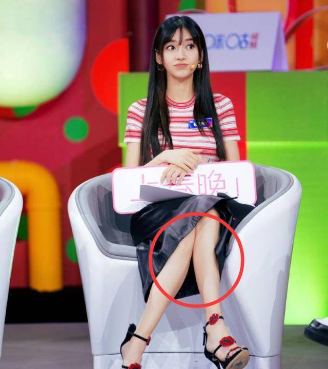 如今29岁的杨颖,非常的瘦,坐着的时候,双腿交叉呈"v"字,完全是没有一