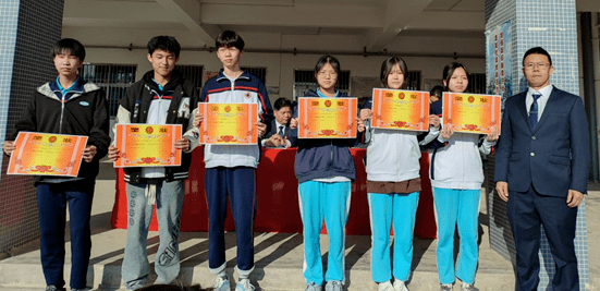 庄严的升旗仪式后,丰顺县建桥中学教导处主任何流生宣读了七,八,九